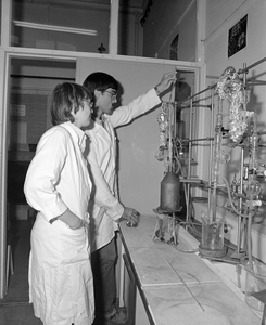 883177 Afbeelding van leerlingen in een praktijklokaal van de Hogere Laboratoriumschool (Dr. Ir. W.L. Ghijsen ...